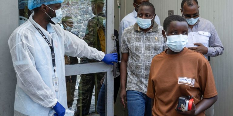 uganda-confirma-mais-tres-casos-de-ebola;-total-sobe-para-cinco