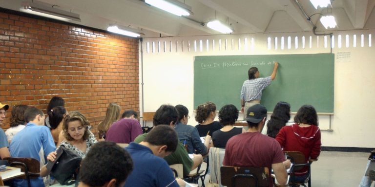 Metade dos professores formados em EAD tem desempenho insuficiente metade-dos-professores-formados-em-ead-tem-desempenho-insuficiente